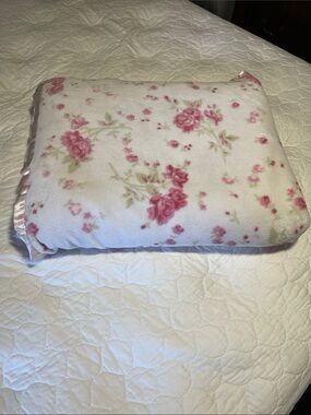 EUC‼️ Vintage simply Shabby Chic plush blanket with pink raspberry roses 🌸 QUEEN